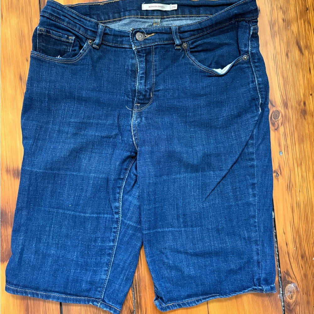 Women’s Levi Bermuda Denim Shorts Size 28